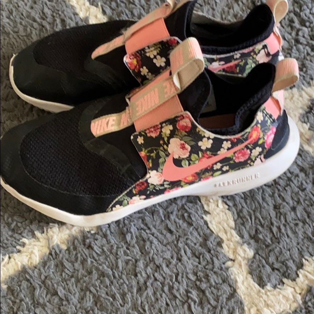 Girls Nike Flexrunner shoes